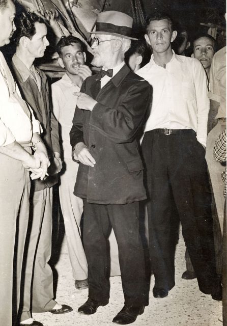 von_cosel_carl_tanzler_talking_to_earl_adams_and_bennie_sawyers_on_the_left_in_1940-_photo_gift_clarke_means-446x640