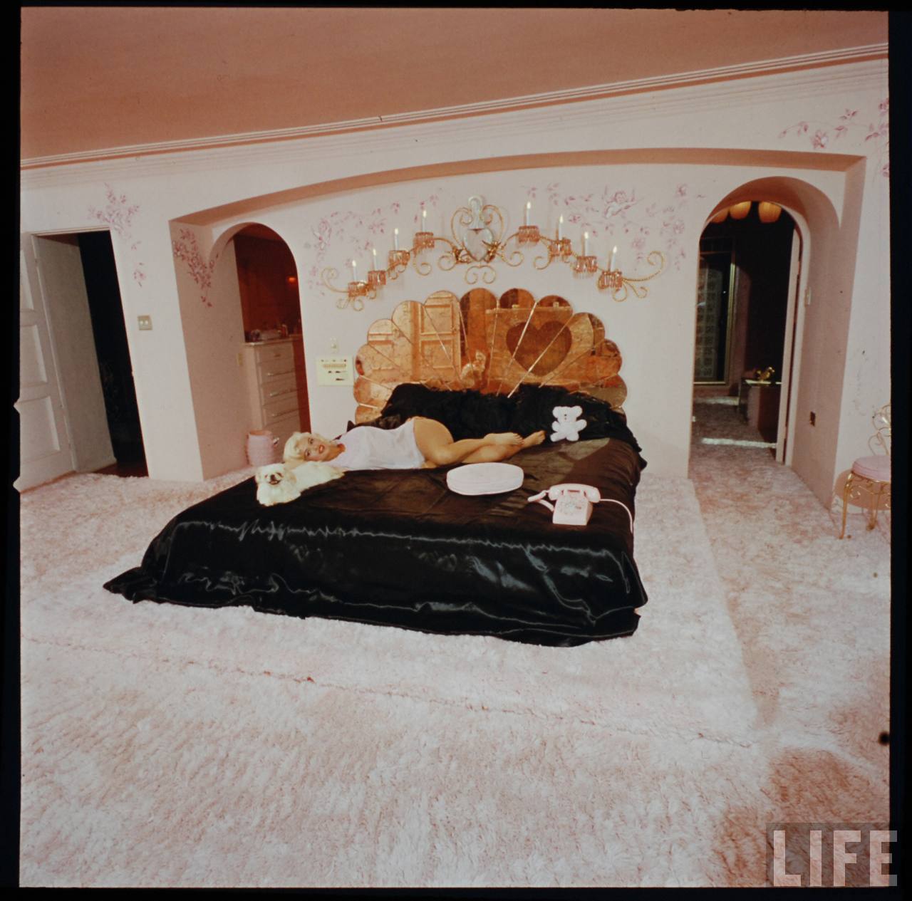 jayne-mansfield-pink-palace-3