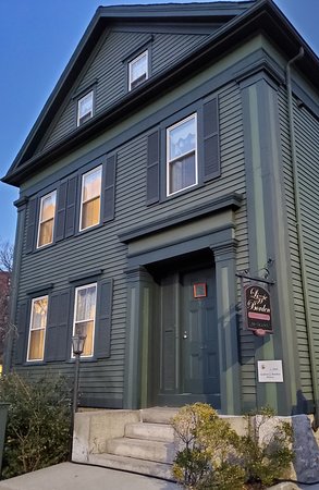 lizzie-borden-bed-and